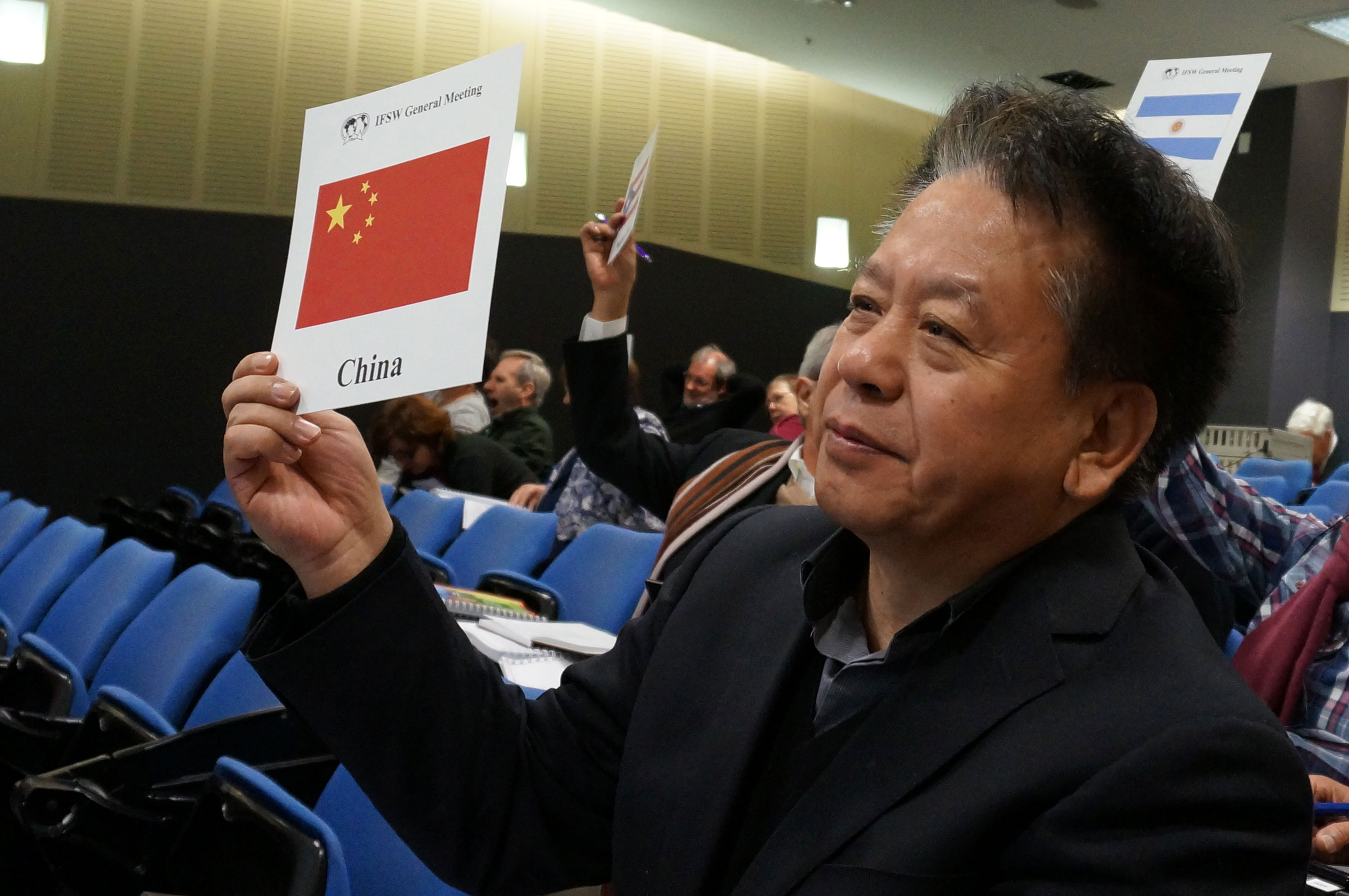 010赵蓬奇副会长在会议现场投票1.jpg